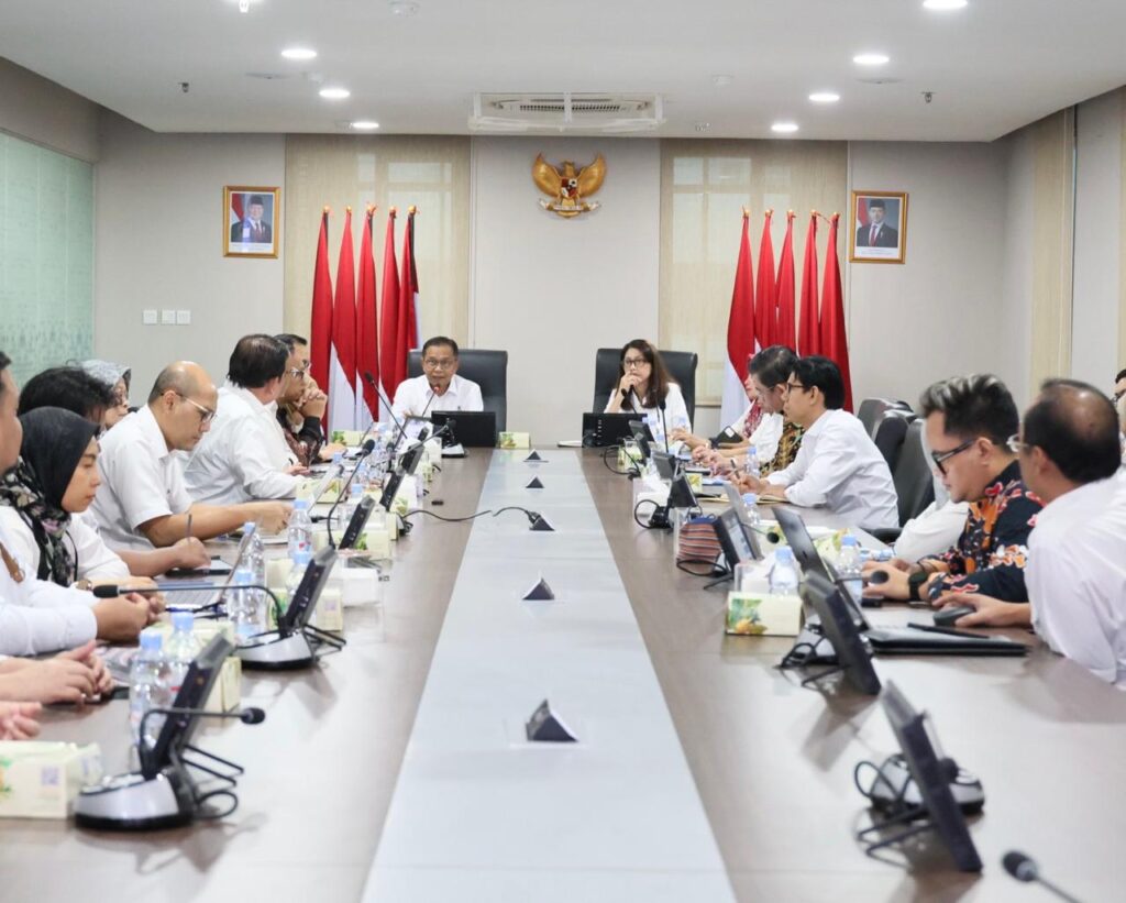 Jakarta - Kementerian Agraria dan Tata Ruang/Badan Pertanahan Nasional (ATR/BPN) menargetkan Rancangan Peraturan Menteri ATR/Kepala BPN tentang Rencana Strategis (Rapermen Renstra) Tahun 2025–2029 dapat rampung pada Juli 2025. Sekretaris Jenderal (Sekjen) Kementerian ATR/BPN, Pudji Prasetijanto Hadi, meminta seluruh jajaran untuk fokus menyelesaikan penyusunan regulasi strategis tersebut secara kolaboratif dan tepat waktu.

“Ini tugas kita bersama, mari kita fokus selesaikan bersama pula. Jangan sampai kita salah persepsi terkait apa yang harus kita laksanakan ke depan karena kita juga dikejar waktu,” ujar Pudji Prasetijanto Hadi saat membuka rapat koordinasi yang berlangsung di Kantor Kementerian ATR/BPN, Jakarta, Kamis (19/06/2025).
Rapermen sendiri terdiri dari dua bagian, yaitu batang tubuh dan lampiran. Saat ini, batang tubuh yang berisi pembukaan, pasal-pasal, dan penutup telah selesai dibahas. Sementara, untuk lampiran masih menunggu pembahasan lebih lanjut.

“Proses selanjutnya tinggal pembahasan dan persetujuan substansi sebelum dapat dilanjutkan ya,” jelas Sekjen Kementerian ATR/BPN dalam rapat yang berlangsung secara luring dan daring.

Adapun Rapermen yang sedang dibahas berpedoman kepada Rencana Pembangunan Jangka Menengah Nasional (RPJMN) Tahun 2025-2029 yang telah ditetapkan melalui Peraturan Presiden Nomor 12 Tahun 2025, pada bulan Februari 2025. “Saya mau kita semua serius dalam mem-break down RPJMN dari presiden,” tegas Pudji Prasetijanto Hadi.

Sehubungan dengan itu, Kepala Biro Perencanaan dan Kerja Sama, Andi Tenri Abeng, berharap Rapermen Renstra sudah disahkan oleh Menteri ATR/Kepala BPN sesuai target. “Sebelum berakhirnya bulan Juli itu sudah ada Permen yang disahkan oleh Pak Menteri. Jadi mohon dukungan semuanya. Timeline ini mudah-mudah kita semua bisa patuhi sesuai dengan arah Pak Sekjen,” pungkas Andi Tenri Abeng.

Rapat koordinasi ini, dihadiri sejumlah Pejabat Pimpinan Tinggi Pratama, Administrator, dan Pengawas di lingkungan Kementerian ATR/BPN. (GE/JR)
