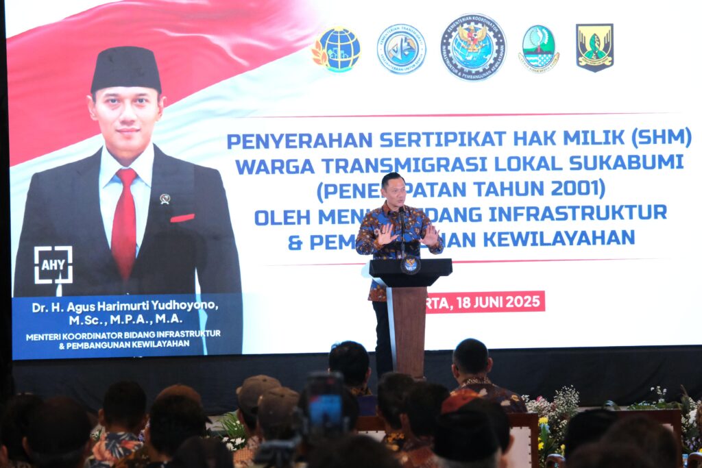 Jakarta – Kementerian Agraria dan Tata Ruang/Badan Pertanahan Nasional (ATR/BPN) mendapat apresiasi dari Menteri Koordinator Bidang Infrastruktur dan Pembangunan Kewilayahan (Menko IPK), Agus Harimurti Yudhoyono (AHY), karena komitmennya memberikan kepastian hukum atas tanah di seluruh Indonesia, termasuk bagi masyarakat transmigran.

“Saya punya keyakinan bahwa Kementerian ATR/BPN memiliki peran yang sangat penting. Semua pembangunan, baik di Jawa maupun luar Jawa, selalu berawal dari satu hal, lahan. Kalau status lahan tidak jelas, tidak akan ada yang berani membangun. Bahkan investasi pun tidak akan datang,” ujar Menko AHY dalam acara penyerahan 1.120 Sertipikat Hak Milik (SHM) kepada transmigran asal Kabupaten Sukabumi, yang diselenggarakan di Kantor Kementerian Transmigrasi, Jakarta, Rabu (18/06/2025).

Menurut Menko AHY, dampak dari berbagai program Kementerian ATR/BPN sudah dirasakan masyarakat Indonesia. Kepastian hukum atas tanah yang diperoleh dari sertipikat yang diperoleh masyarakat, khususnya para transmigran bukan hanya memberikan kepastian hukum, lebih jauh lagi sertipikat itu bisa memberikan kesejahteraan bagi masyarakat melalui akses ekonomi.
“Selama belasan hingga puluhan tahun hidup di atas lahan tanpa sertipikat. Hidup seperti itu tentu tidak nyaman, penuh rasa waswas dan kekhawatiran, bahkan bisa mengikis kepercayaan diri dalam membangun kehidupan dan usaha,” tegas Menteri AHY.

Demikian pula yang dirasakan oleh Kamela Tifah, salah satu transmigran yang menerima sertipikat atas tanah yang ia tempati selama lebih dari dua dekade. Dari hasil kolaborasi Kementerian ATR/BPN dan seluruh pihak terkait, Kamela Tifah kini sudah memperoleh sertipikat tanahnya.

“Saya mengucapkan terima kasih kepada pemerintah, terutama Bapak Presiden Prabowo Subianto. Selama 23 tahun ini saya menanti sertipikat ini. Akhirnya saya menerima, dan sudah ada di tangan saya,” ungkap Kamela Tifah.

Adapun penyerahan 1.120 sertipikat ini dilakukan oleh Menko IPK, AHY, dengan didampingi Wamen ATR/Waka BPN, Ossy Dermawan, serta Menteri Transmigrasi, M. Iftitah Sulaiman. Turut hadir dalam kesempatan tersebut Wakil Menteri Transmigrasi, Viva Yoga Mauladi; Bupati Sukabumi, Asep Japar; serta para Pejabat Pimpinan Tinggi Madya dan Pratama dari kementerian/lembaga terkait. (MW/FA)
