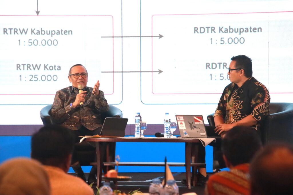 Jakarta - Kementerian Agraria dan Tata Ruang/Badan Pertanahan Nasional (ATR/BPN) telah menetapkan berbagai kategori kawasan, termasuk kawasan industri dalam Rencana Detail Tata Ruang (RDTR). Direktur Jenderal (Dirjen) Tata Ruang, Suyus Windayana, mengungkapkan bahwa dari kawasan industri yang telah ditetapkan itu masih banyak peluang yang bisa dimanfaatkan secara optimal. Potensi itu dinilai dapat menjadi peluang strategis bagi investasi dan pertumbuhan ekonomi nasional.

“Lebih dari 90% lahan kawasan industri yang sudah ditetapkan dalam tata ruang belum dimanfaatkan. Ini menunjukkan masih terbukanya peluang investasi yang sangat besar di sektor ini,” ujar Suyus Windayana, dalam Dialog Nasional Munas IX Himpunan Kawasan Industri (HKI) Indonesia, di Kuningan, Jakarta, Kamis (19/06/2025).

Sebagai contoh, berdasarkan data Kementerian ATR/BPN, di Pulau Sumatera terdapat sekitar 185.412 hektare lahan yang telah dialokasikan untuk kawasan industri, namun baru 13.000 hektare atau sekitar 7% yang telah dimanfaatkan. Sementara di Pulau Jawa, dari total 350.539 hektare yang tersedia, baru sekitar 34.000 hektare atau 9,75% yang telah digunakan.

“Padahal ruangnya sudah tersedia dalam Rencana Tata Ruang, namun tantangan kita ada pada eksekusinya. Mulai dari izin Kesesuaian Kegiatan Pemanfaatan Ruang (KKPR), kesiapan RDTR, hingga penguasaan lahannya. Ini yang sedang kita dorong percepatannya,” tegas Suyus Windayana.
Sejumlah tantangan yang dihadapi dalam optimalisasi kawasan industri antara lain belum lengkapnya izin KKPR, lambatnya integrasi RDTR ke dalam sistem Online Single Submission (OSS), serta kendala dalam proses pengadaan dan pelepasan lahan.

Dirjen Tata Ruang mengatakan, pemerintah menargetkan penyusunan dan integrasi 2.000 RDTR ke dalam OSS sebagai bagian dari strategi percepatan perizinan berusaha. Namun, hingga pertengahan 2025, baru 367 RDTR yang berhasil terintegrasi, sementara sisanya masih dalam proses sinkronisasi dan digitalisasi.

Sebagai bentuk dukungan konkret, Kementerian ATR/BPN terus membantu pemerintah daerah (Pemda) untuk membuat RDTR. Bantuan yang diberikan mulai dari anggaran hingga bantuan teknis dalam penyusunan RDTR. (JM/YZ)
