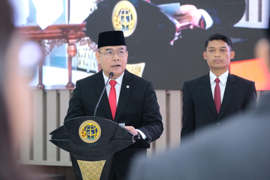 Jakarta - Wakil Menteri Agraria dan Tata Ruang/Wakil Kepala Badan Pertanahan Nasional (Wamen ATR/Waka BPN), Ossy Dermawan melantik 28 Pejabat Struktural dan Fungsional pada Senin (23/06/2025). Ia ingin jajarannya, termasuk para pejabat terlantik untuk adaptif di tengah dinamika pekerjaan dan tantangan zaman.

“Pelantikan ini merefleksikan dinamika dan kebutuhan organisasi, untuk terus bisa adaptif, gesit terhadap tantangan zaman. Momentum pelantikan ini juga pengakuan atas kepercayaan negara dan juga pimpinan terhadap kapasitas, dedikasi, serta integritas Bapak/Ibu sekalian,” ujar Wamen Ossy dalam Pelantikan dan Pengambilan Sumpah/Janji Jabatan Struktural dan Fungsional, di Aula Prona Kementerian ATR/BPN, Jakarta.

Menurut Wamen Ossy, pelantikan tidak hanya bagian dari promosi dan mutasi, namun juga sebagai bagian dari proses penyesuaian struktur organisasi yang sebagaimana tertuang dalam Peraturan Presiden (Perpres) Nomor 176 Tahun 2024 yang mengatur terkait struktur organisasi, tugas, dan fungsi Kementerian ATR/BPN serta Peraturan Menteri ATR/Kepala BPN Nomor 6 Tahun 2025 tentang Organisasi dan Tata Kerja Kementerian ATR/BPN. 

Dalam kesempatan ini, 28 pejabat yang dilantik terdiri atas 4 Pejabat Pimpinan Tinggi Pratama, 13 Pejabat Administrator, dan 11 Pejabat Fungsional. Bagi Wamen Ossy, Pelantikan Pejabat Fungsional yang dilakukan hari ini adalah bukti nyata jenjang karier di Kementerian ATR/BPN terbuka luas. 

“Izinkan saya mengapresiasi secara khusus kepada Ibu Narsiyah yang hari ini dilantik sebagai Auditor Ahli Utama. Ini adalah bukti nyata bahwa jenjang karier fungsional terbuka luas bagi siapa saja yang memiliki dedikasi, kinerja, dan integritas yang tinggi. Semoga ini juga bisa menjadi inspirasi bagi seluruh ASN lainnya bahwa pekerjaan yang konsisten akan menemukan jalannya,” pesan Wamen Ossy. 

Bukan hanya dedikasi dan kualitas diri, Wamen Ossy ingin jajarannya terus membangun dan memperkuat koordinasi antar satuan kerja, menegakkan tata kelola yang baik dan akuntabel, serta cepat dan tepat dalam menentukan langkah strategis pelayanan. “Keberhasilan implementasi berbagai kebijakan strategis kementerian ini sangat bergantung pada kerja kolektif dan profesionalisme Bapak/Ibu semua,” tuturnya. 

Saya percaya dengan semangat kolaboratif dan nilai-nilai yang kita pegang bersama, Kementerian ATR/BPN akan terus memberikan layanan terbaik kepada masyarakat serta menjadi institusi yang makin dipercaya oleh publik,” pungkas Wamen Ossy yang menutup sambutannya dalam Pelantikan yang juga dihadiri oleh Pejabat Pimpinan Tinggi Madya dan Pratama Kementerian ATR/BPN. (AR/FA)
