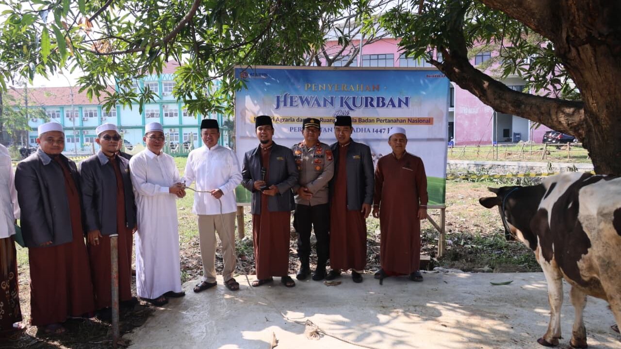 Semarak Iduladha 1447 H, Menteri Nusron Salurkan Hewan Kurban ke Pondok Pesantren Attaqwa